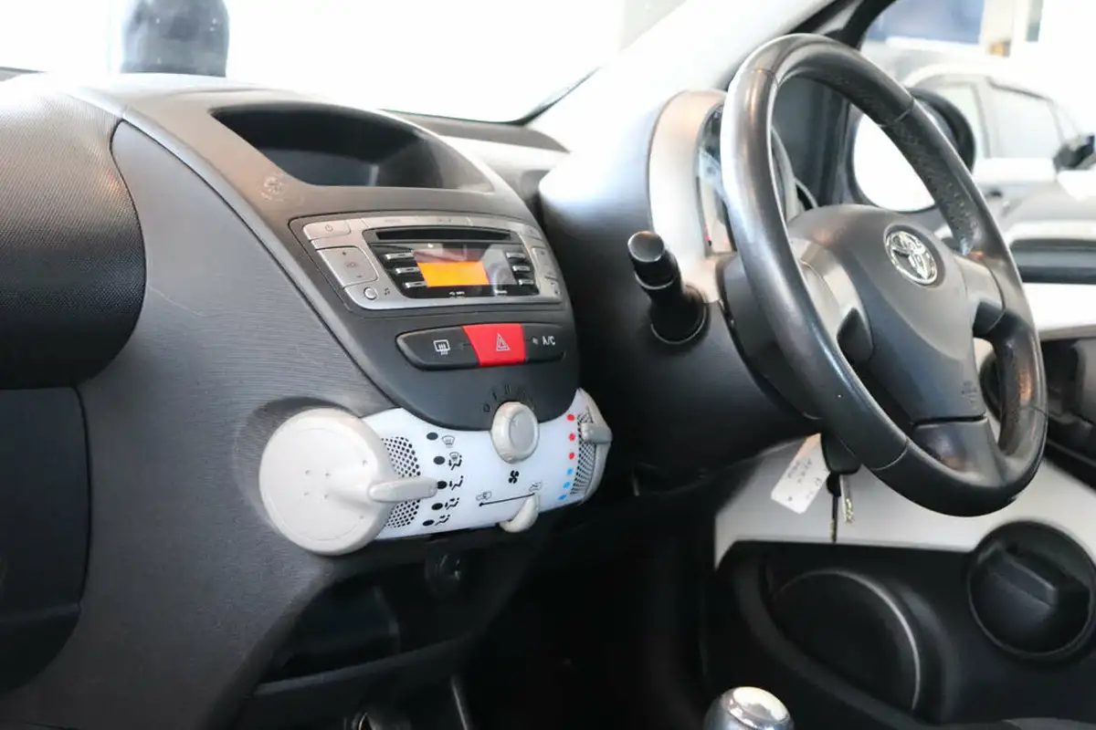2013-toyota-aygo-10-aygo-ice-5d-big-32