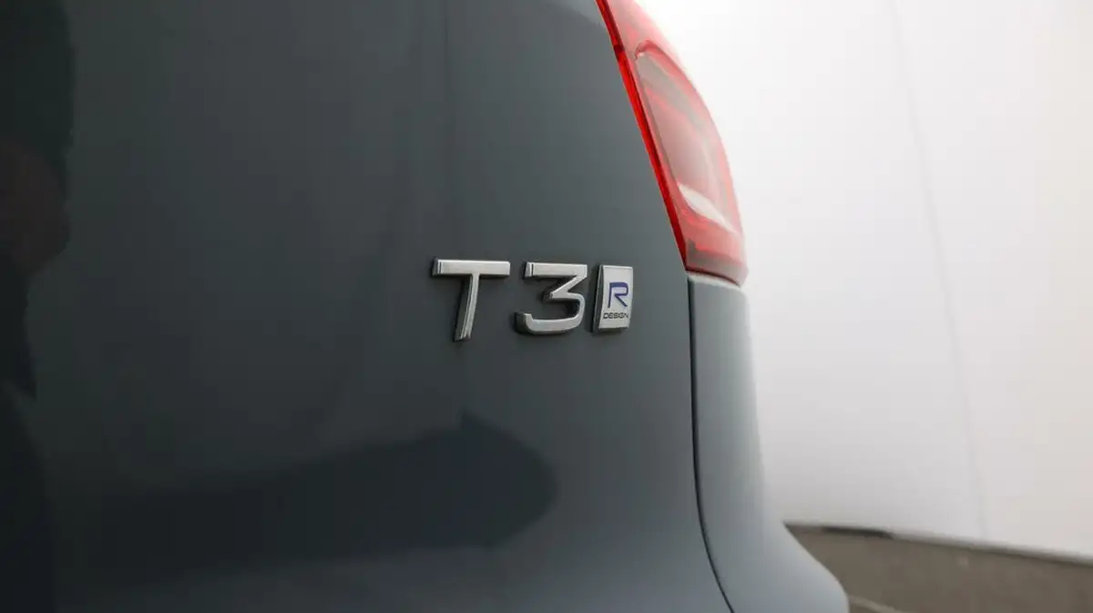2020-volvo-xc40-15-t3-r-design-big-23