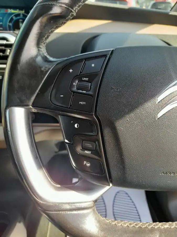 2015-citroen-grand-c4-picasso-16bluehdi-exclusive-big-22
