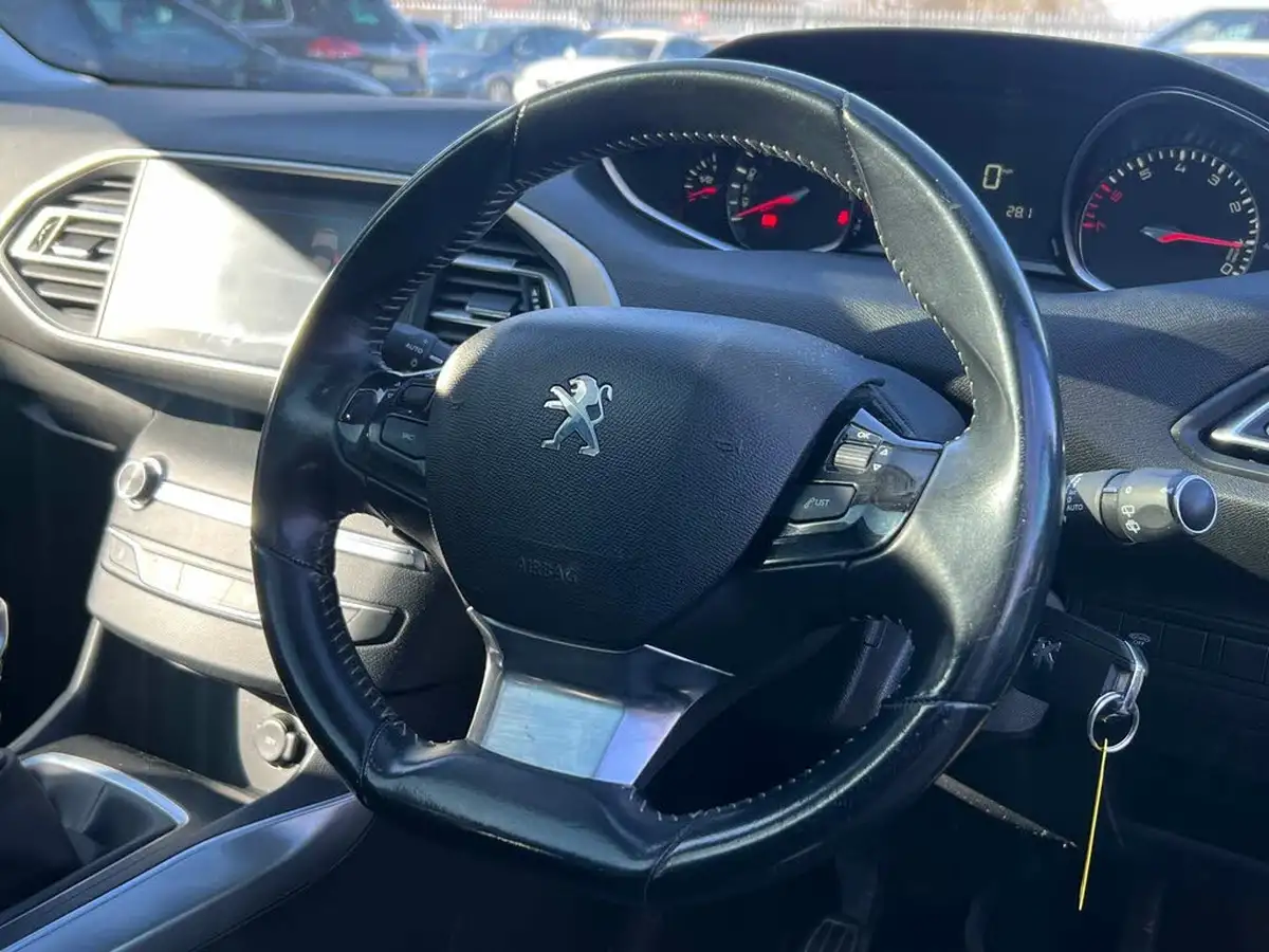 2018-peugeot-308-12-puretech-allure-130bhp-big-17