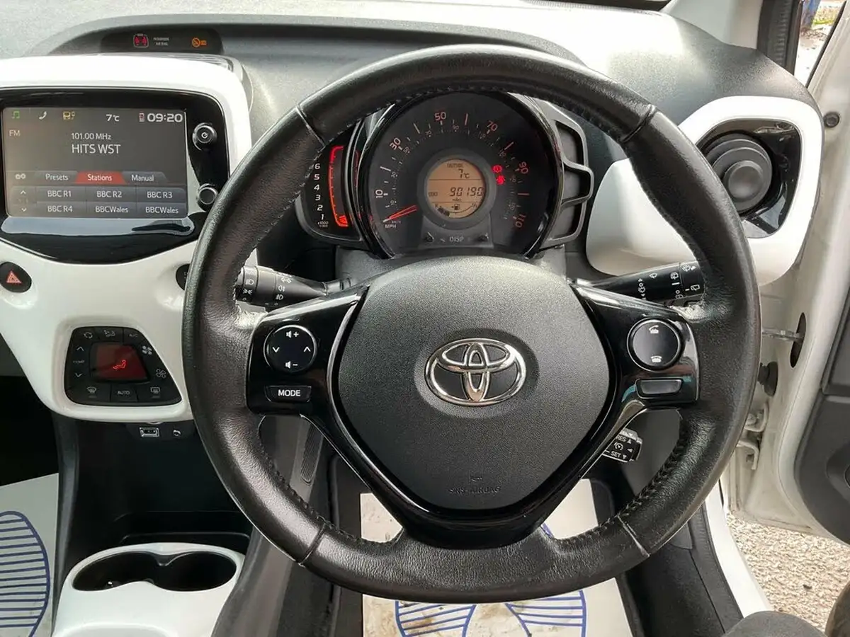 2015-toyota-aygo-10-vvt-i-x-pression-5d-big-17