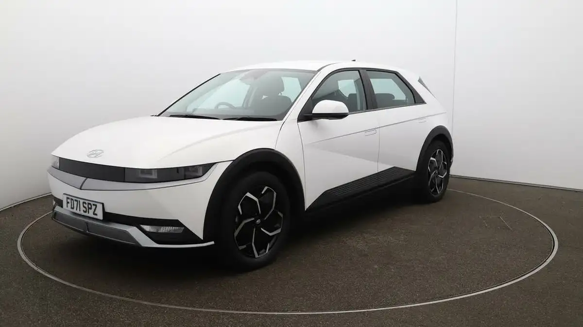 2022-hyundai-ioniq-5-e-se-connect-big-3
