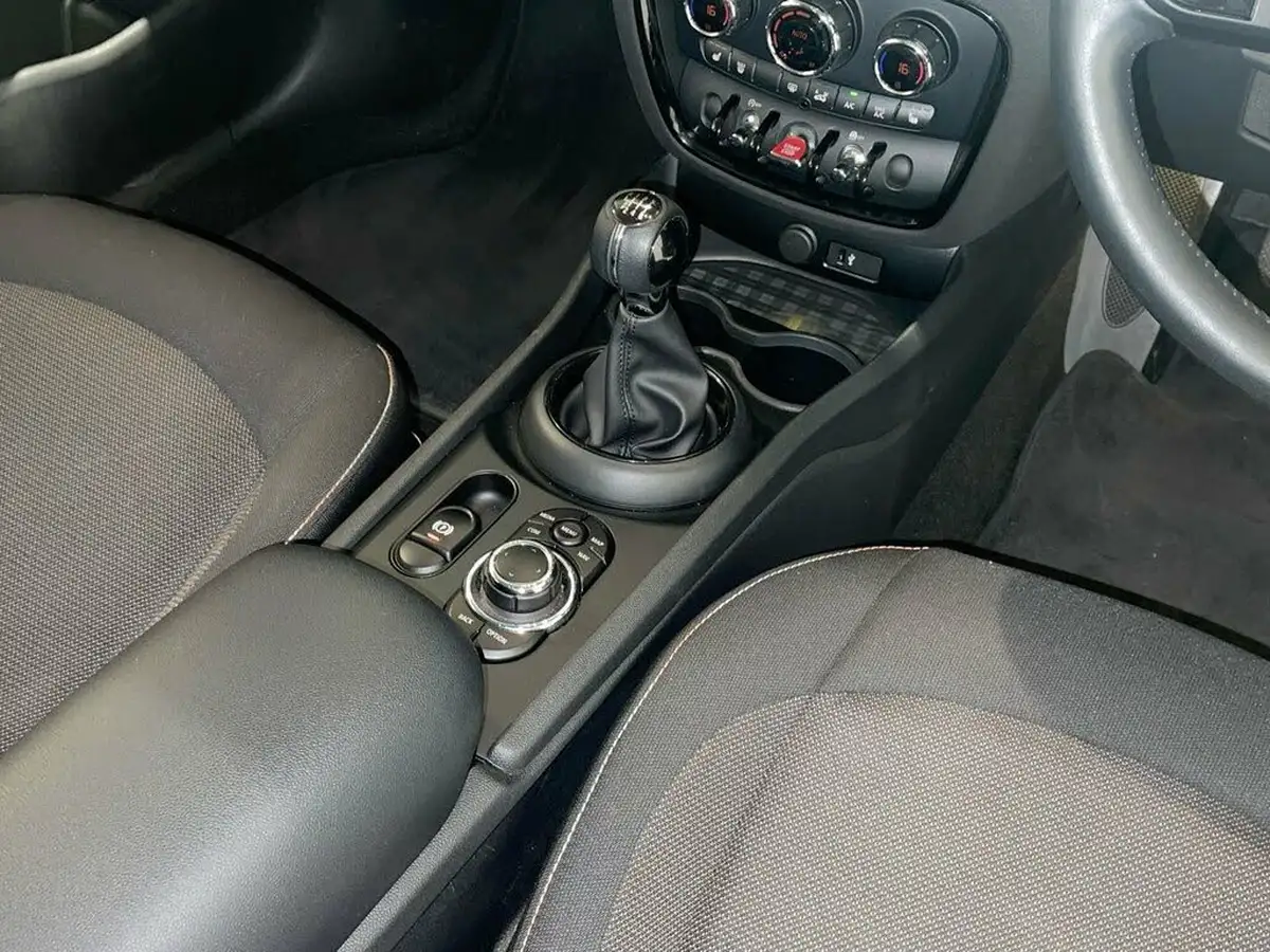 2021-mini-clubman-15-cooper-classic-big-12