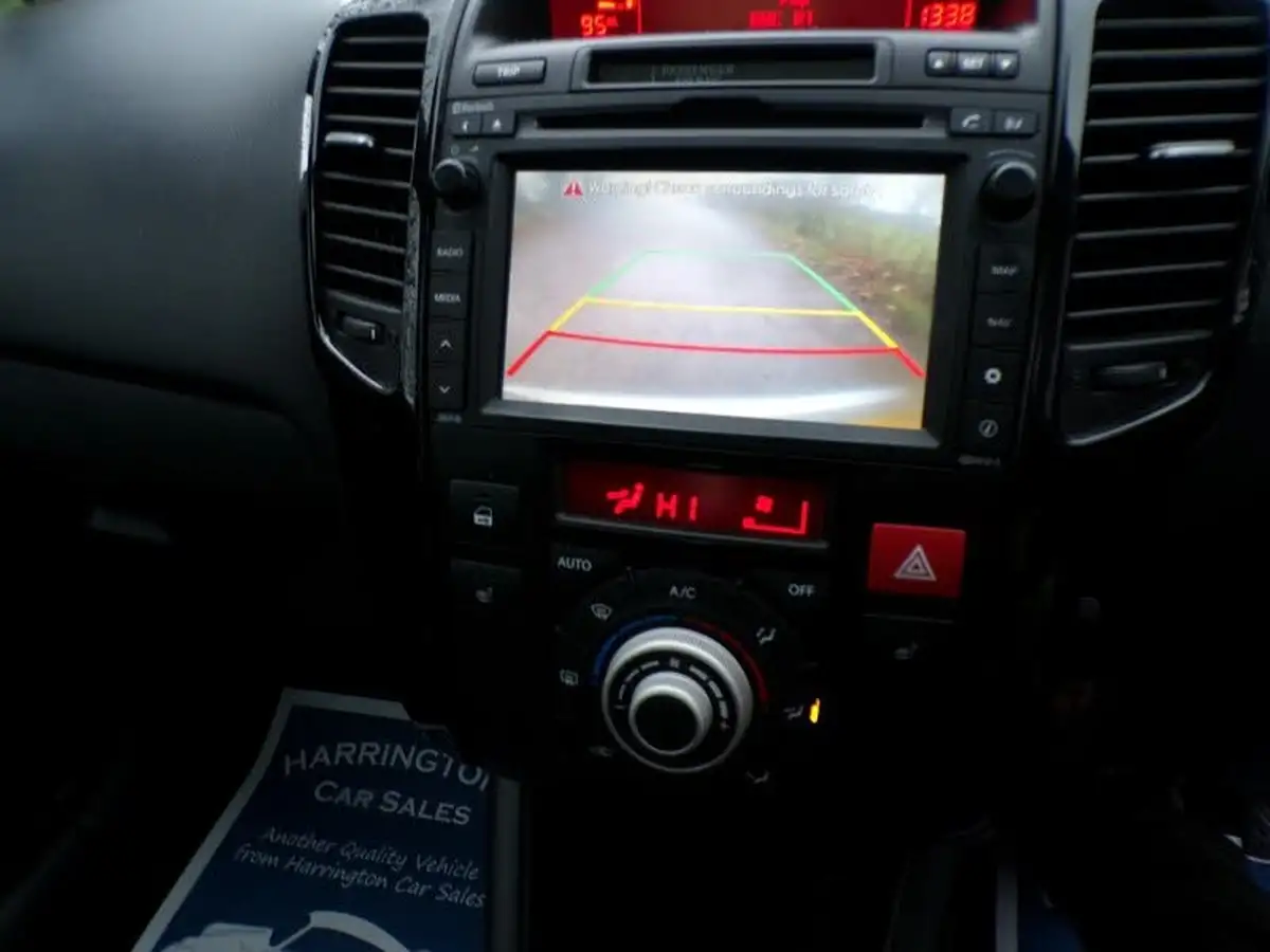 2014-kia-venga-16-3-sat-nav-isg-big-8
