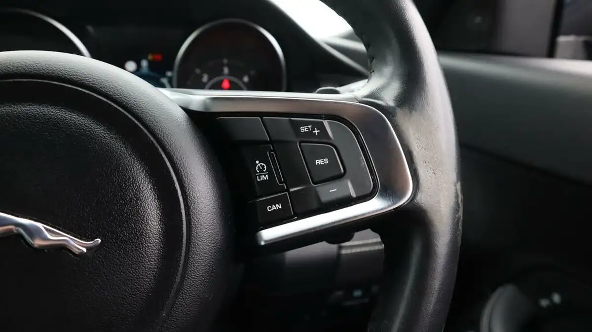 2020-jaguar-e-pace-20-i4d-r-dynamic-s-150ps-awd-auto-big-27