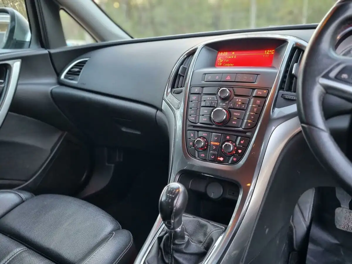 2012-vauxhall-astra-16-elite-vvt-115ps-big-12