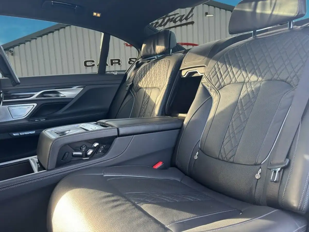 2018-bmw-7-series-66-m760li-big-30