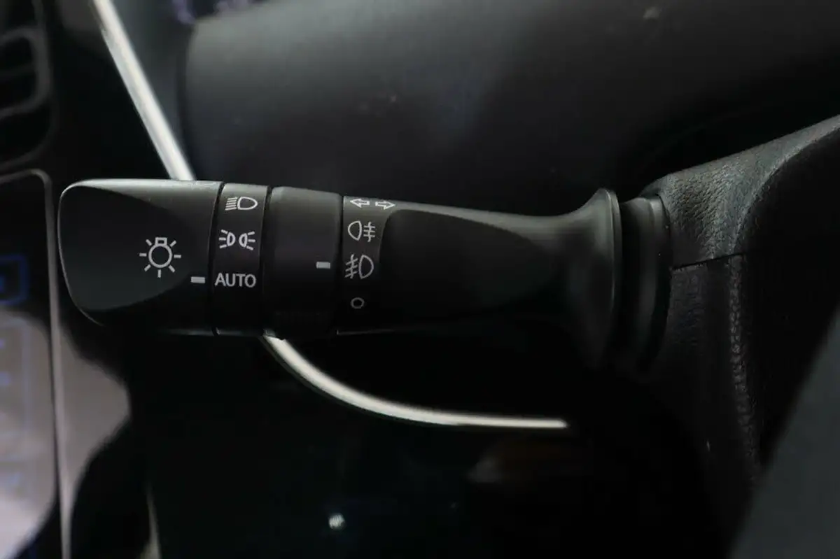 2018-toyota-prius-18-vvt-i-business-edition-plus-ss-big-31