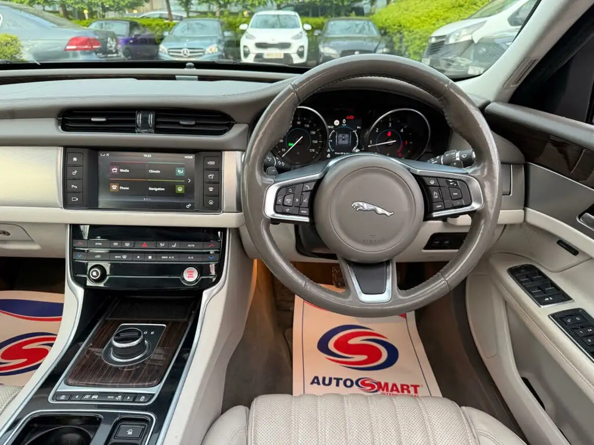 2017-jaguar-xf-20td-portfolio-240ps-awd-saloon-4d-1998cc-auto-big-12