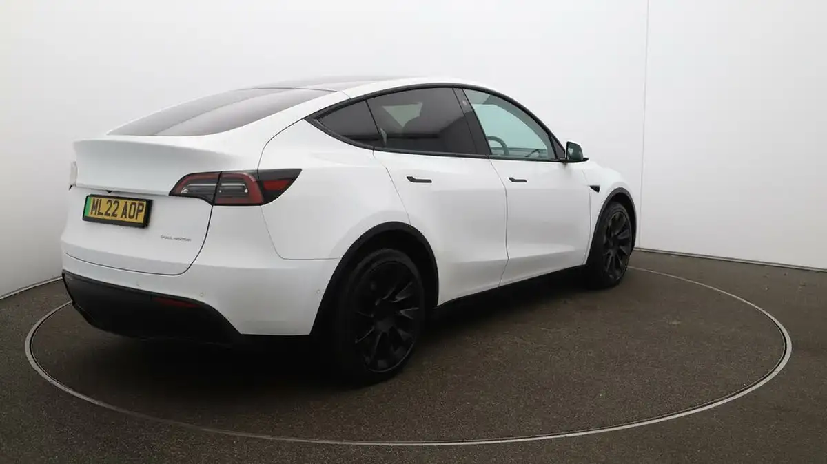 2022-tesla-model-y-e-long-range-big-45
