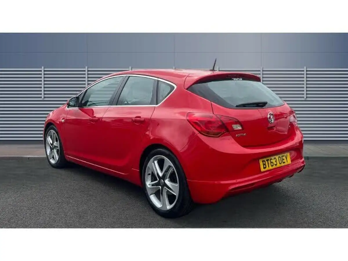 2013-vauxhall-astra-16-limited-edition-big-1