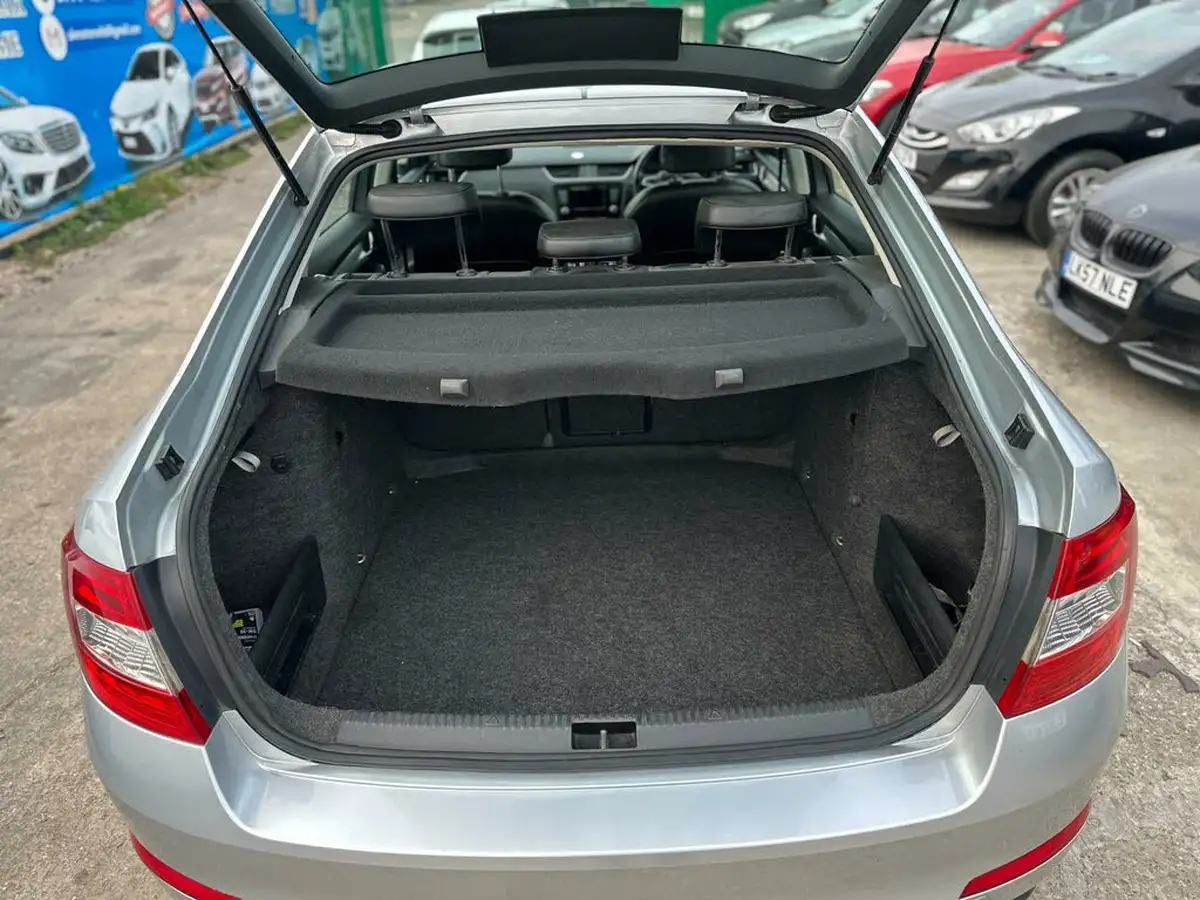 2015-skoda-octavia-16tdi-elegance-hatchback-dsg-big-17