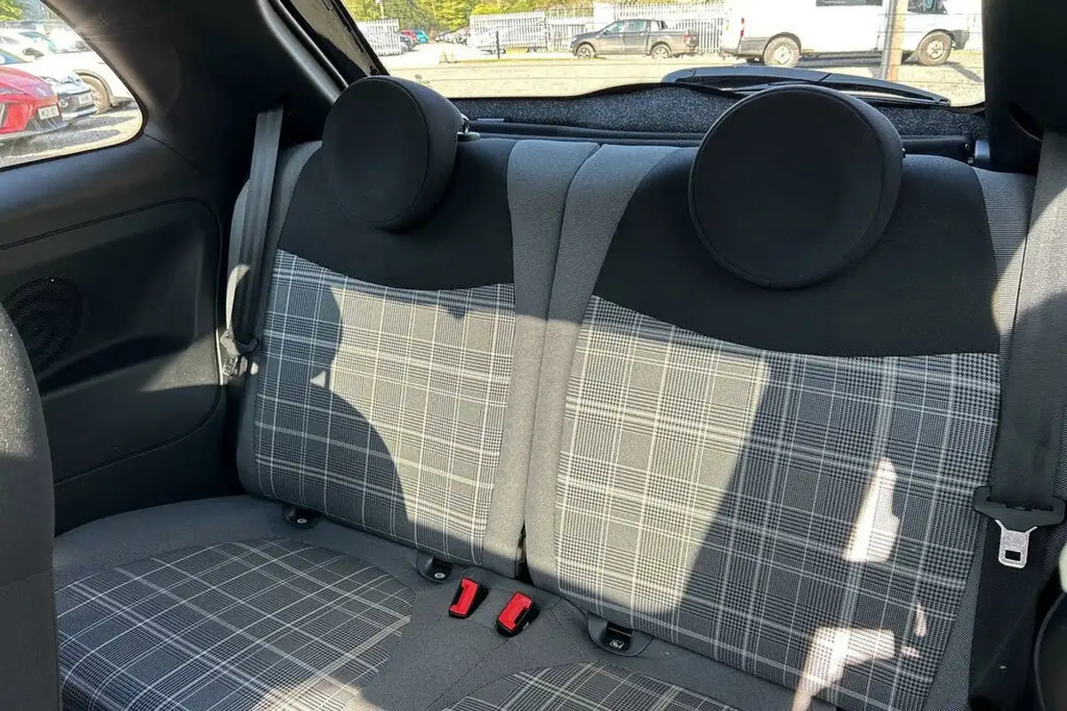 2021-fiat-500-10-lounge-big-9