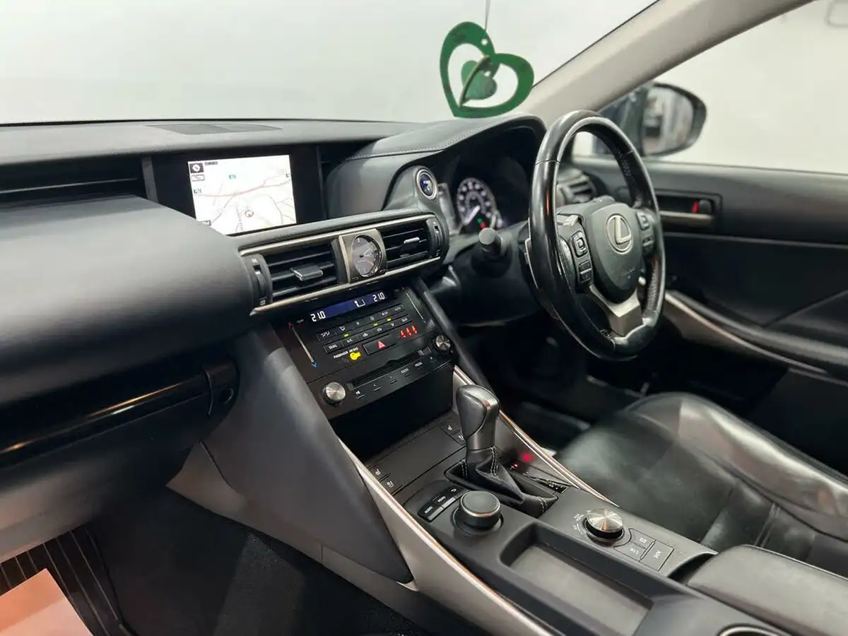 2017-lexus-is-300h-25-advance-big-44