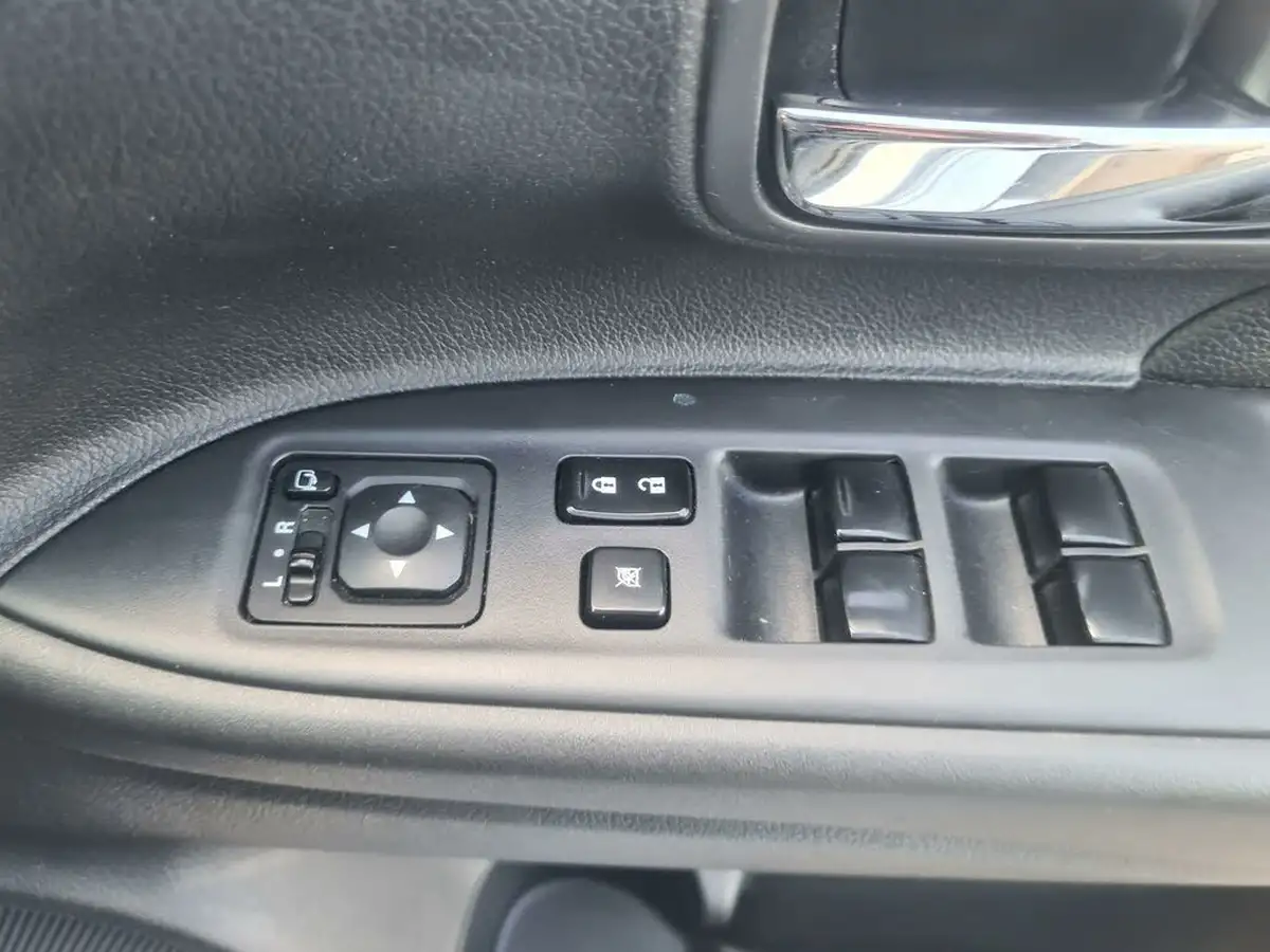 2015-mitsubishi-outlander-20-gx4h-phev-big-24