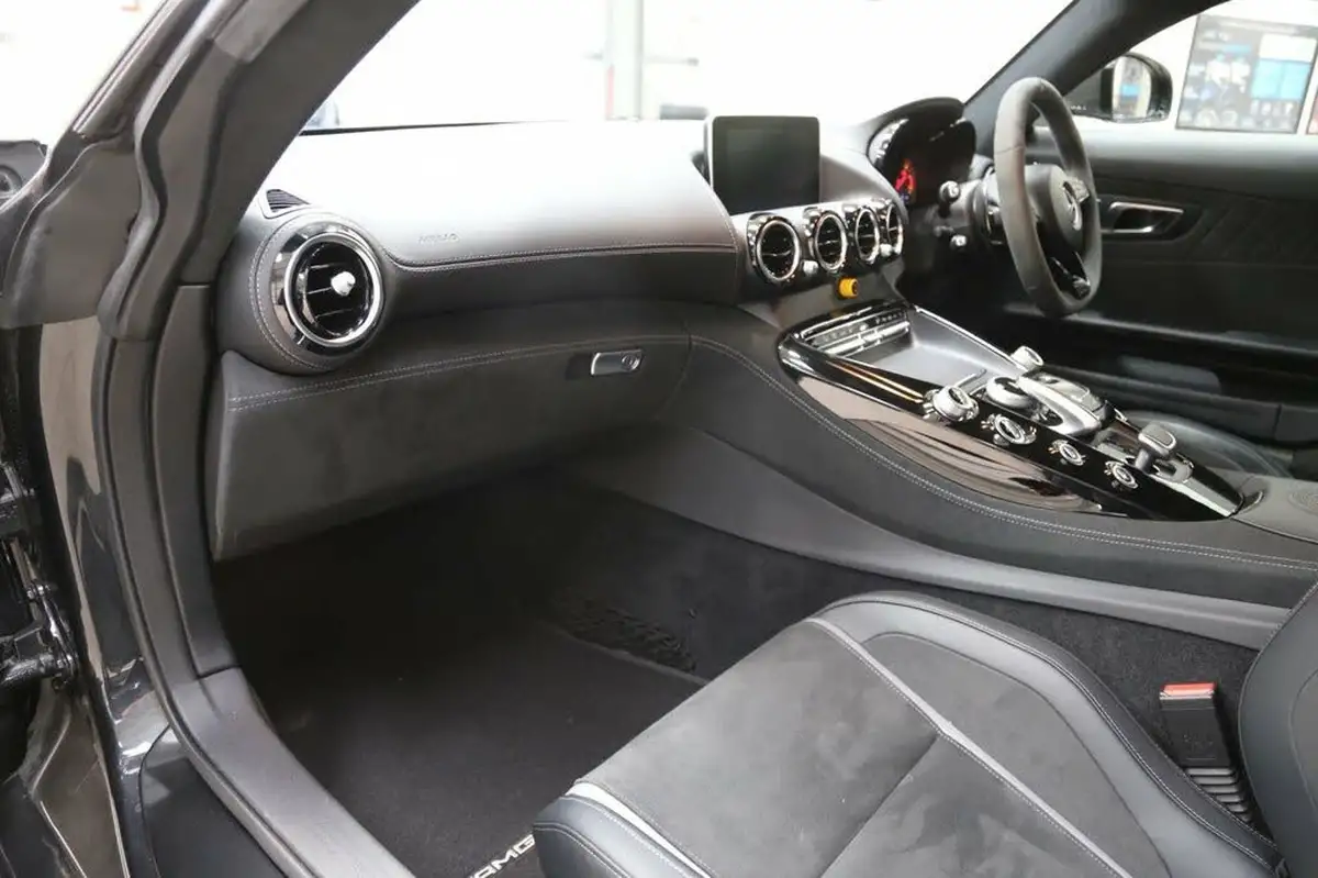2017-mercedes-benz-amg-40-gt-r-premium-big-6