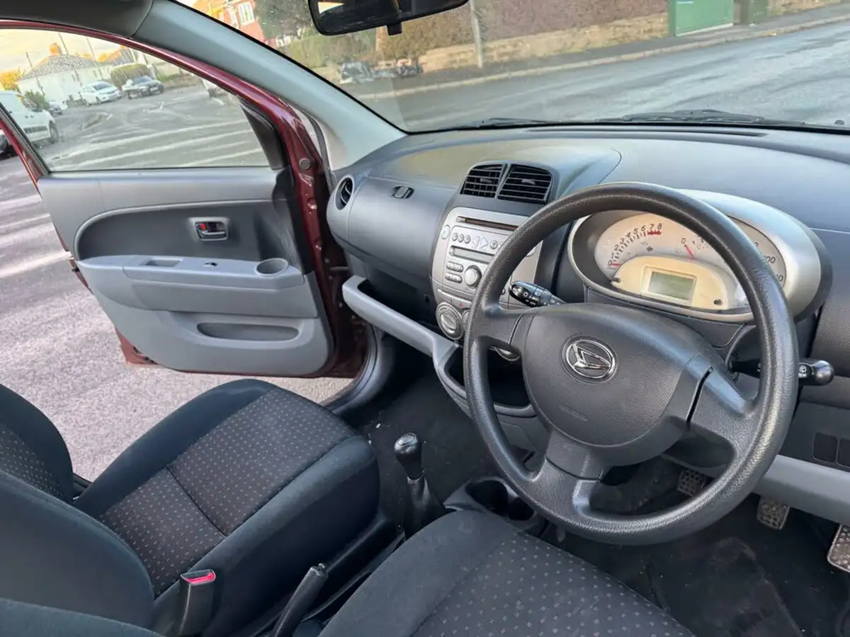 2009-daihatsu-sirion-10-se-big-16