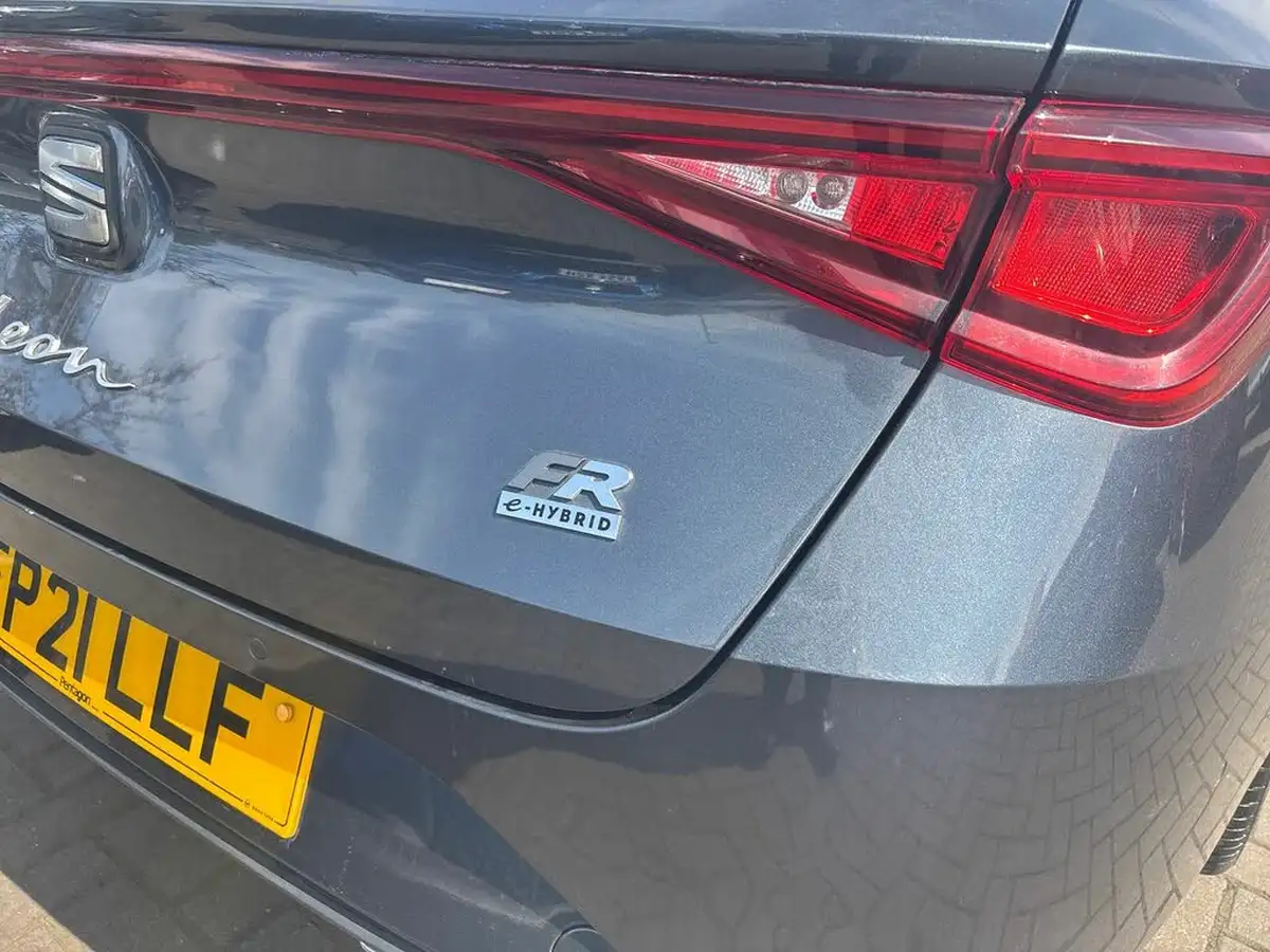 2021-seat-leon-14-e-hybrid-fr-sport-estate-big-23