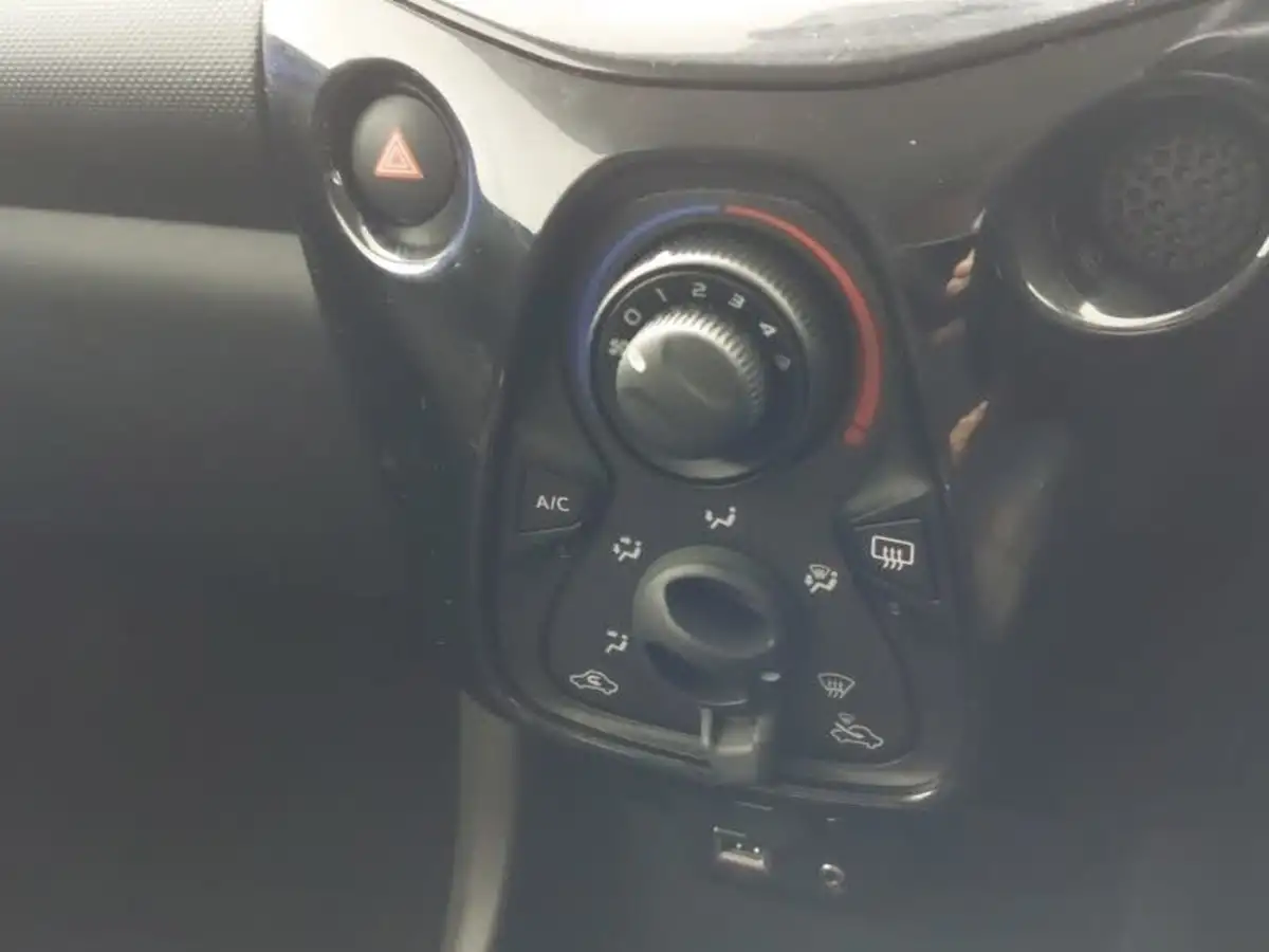 2019-citroen-c1-10-vti-flair-72ps-ss-3d-big-14