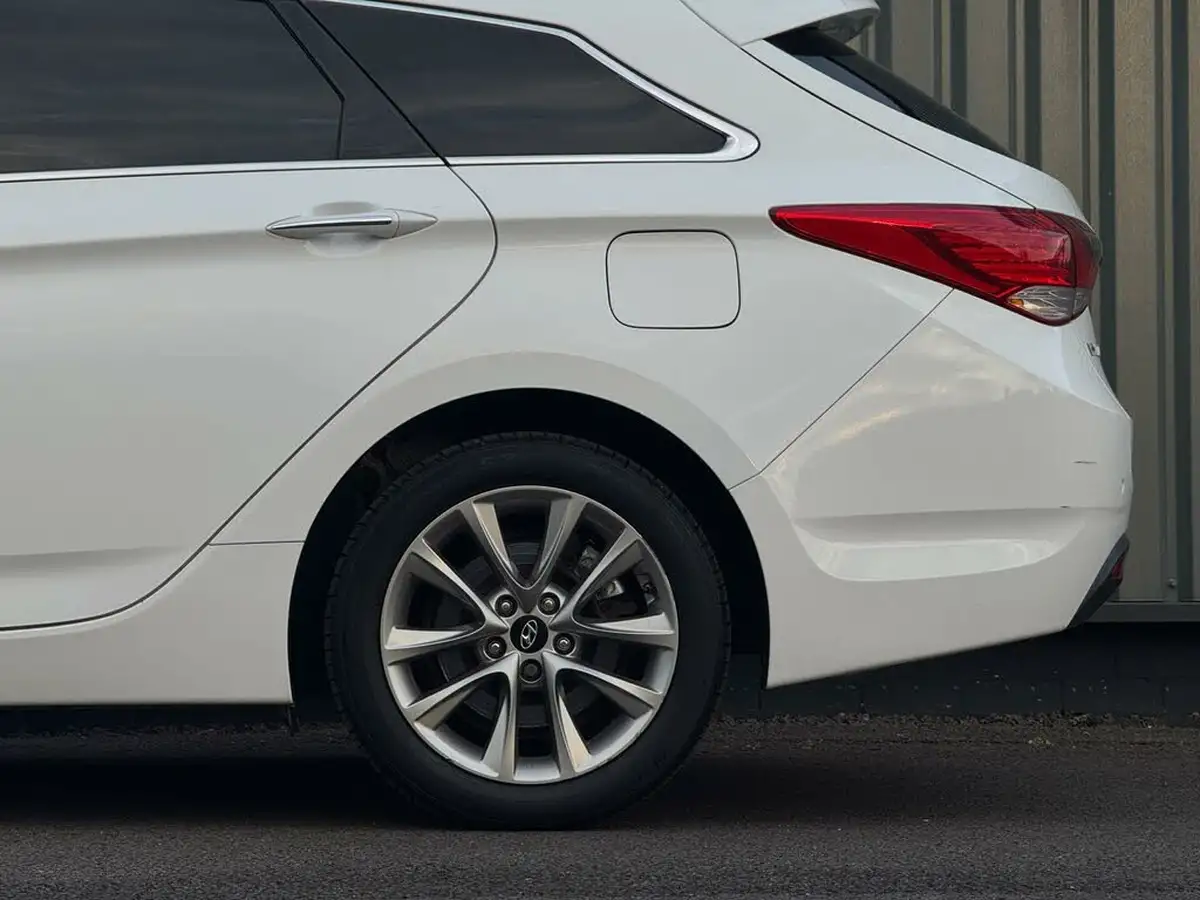 2014-hyundai-i40-17td-style-134bhp-estate-5d-big-6