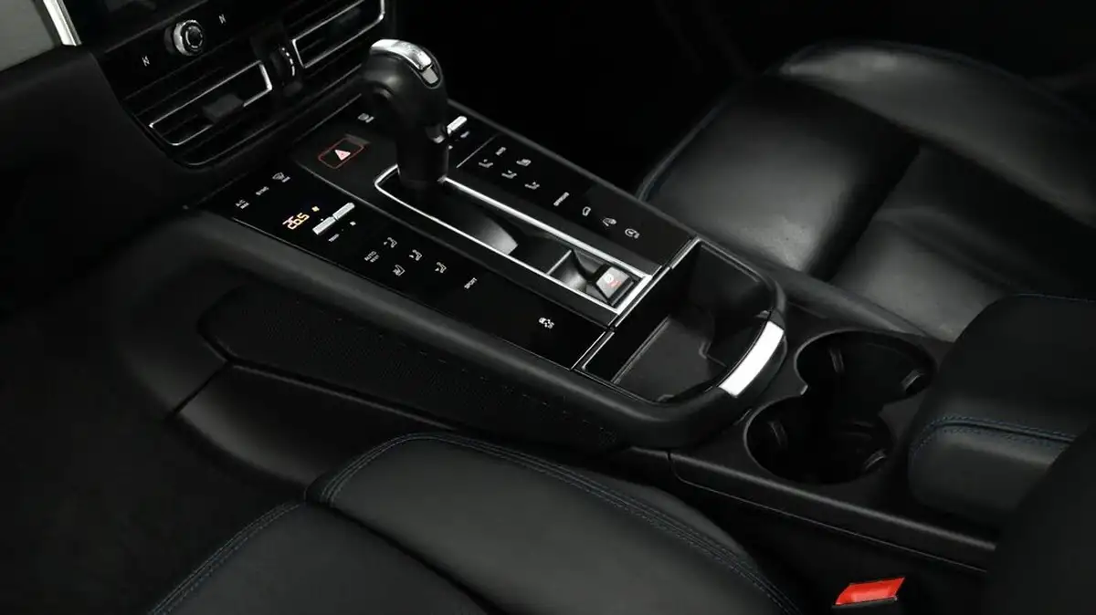 2021-porsche-macan-20-265ps-big-36