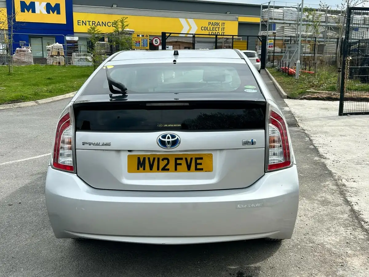 2012-toyota-prius-big-6