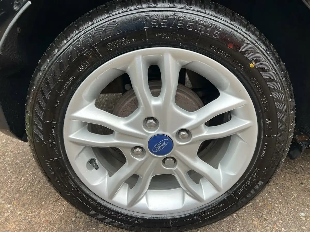 2016-ford-fiesta-125-zetec-3d-big-54