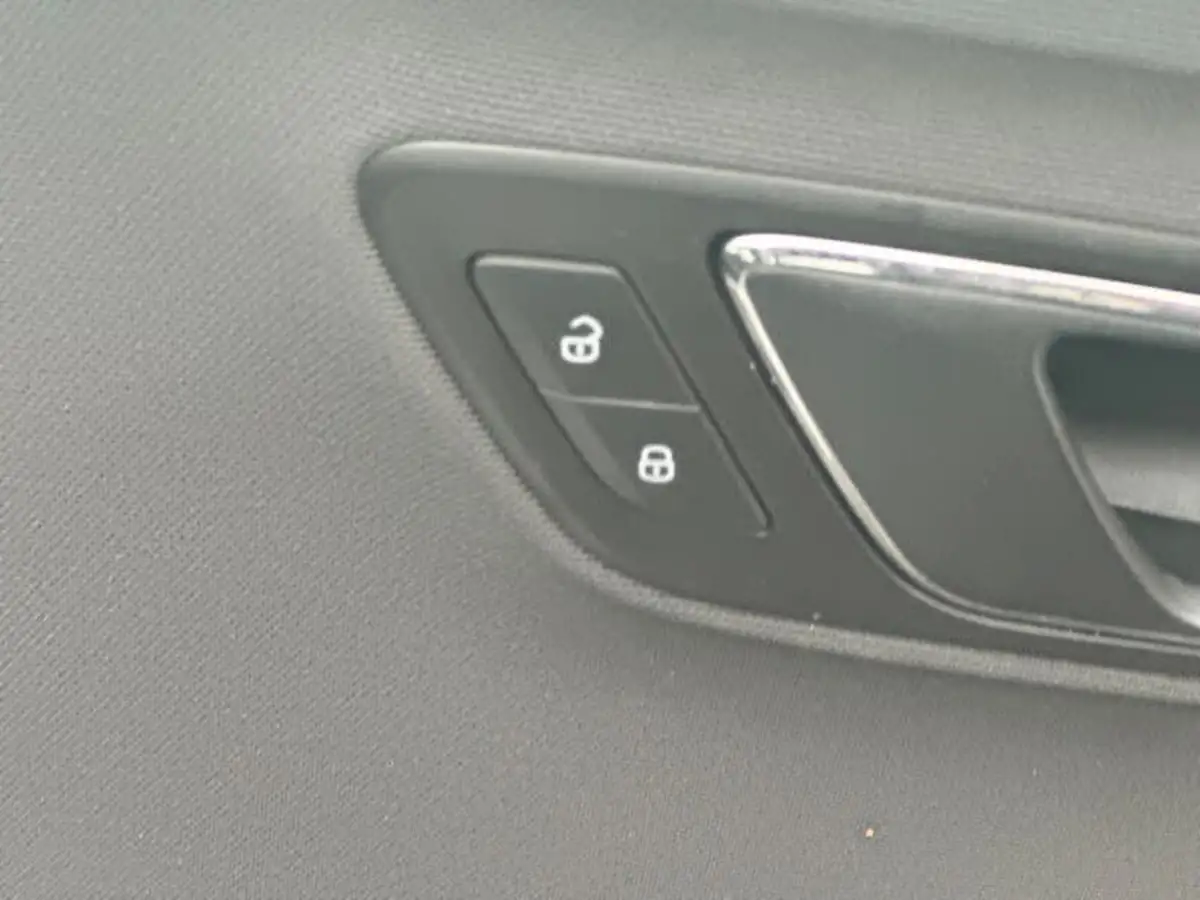 2014-seat-leon-16tdi-se-tech-pack-cr-105ps-ss-sports-tourer-5d-big-31
