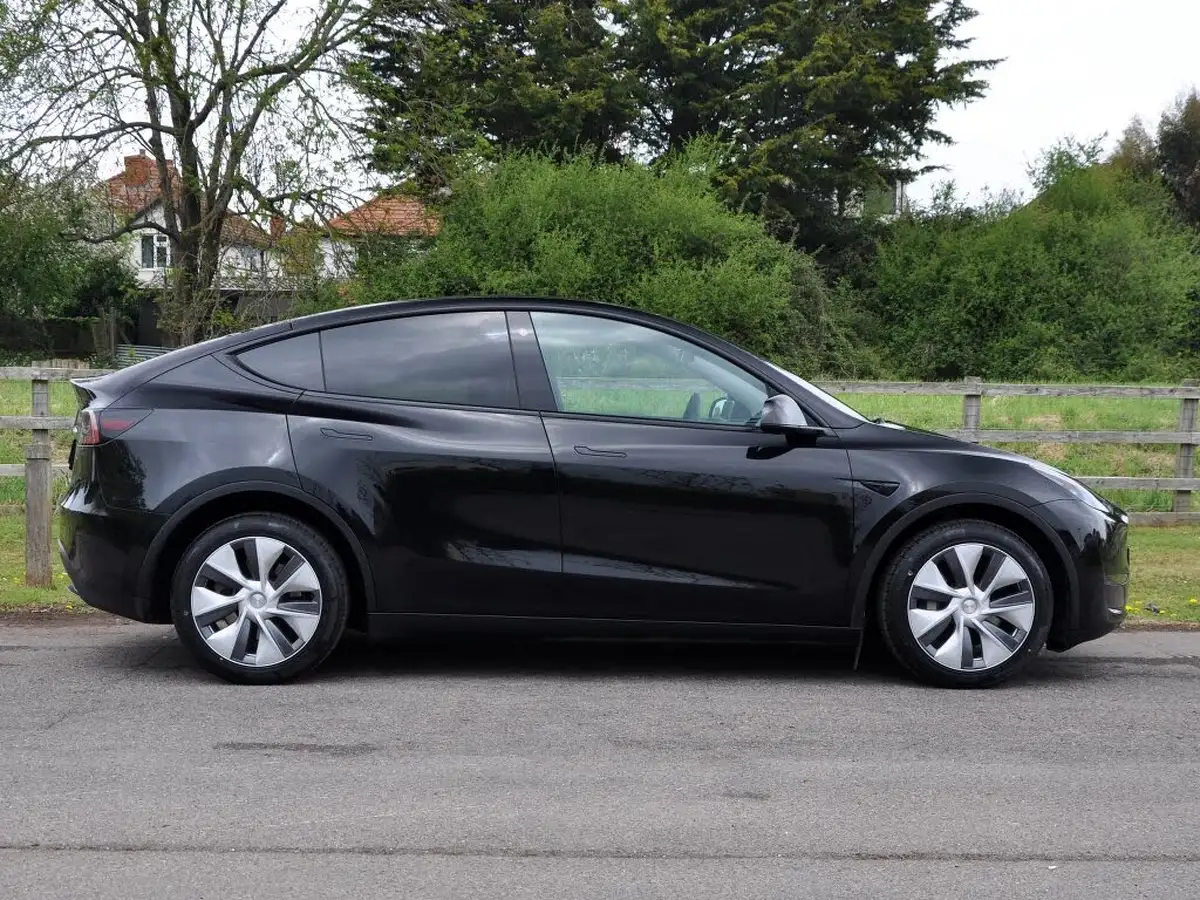 2022-tesla-model-y-e-long-range-big-69