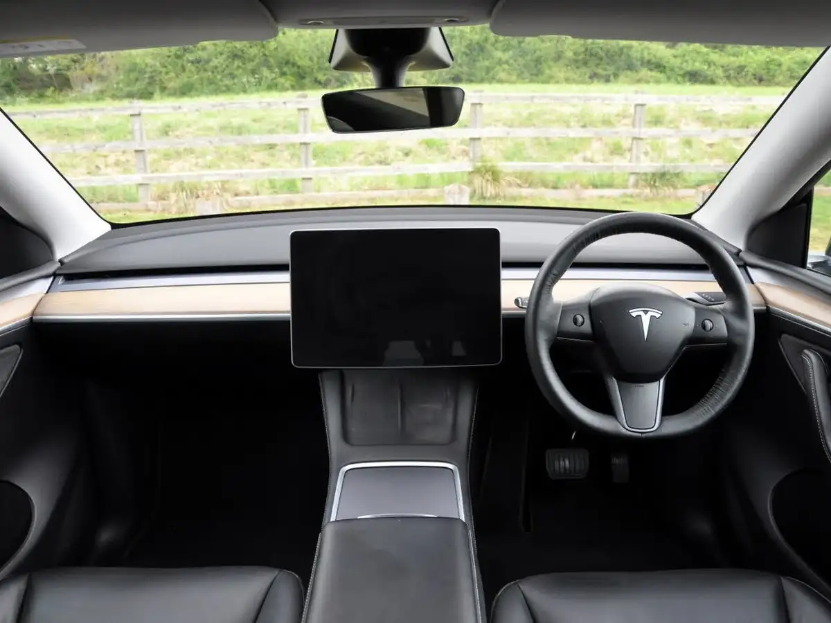 2022-tesla-model-y-e-long-range-big-47