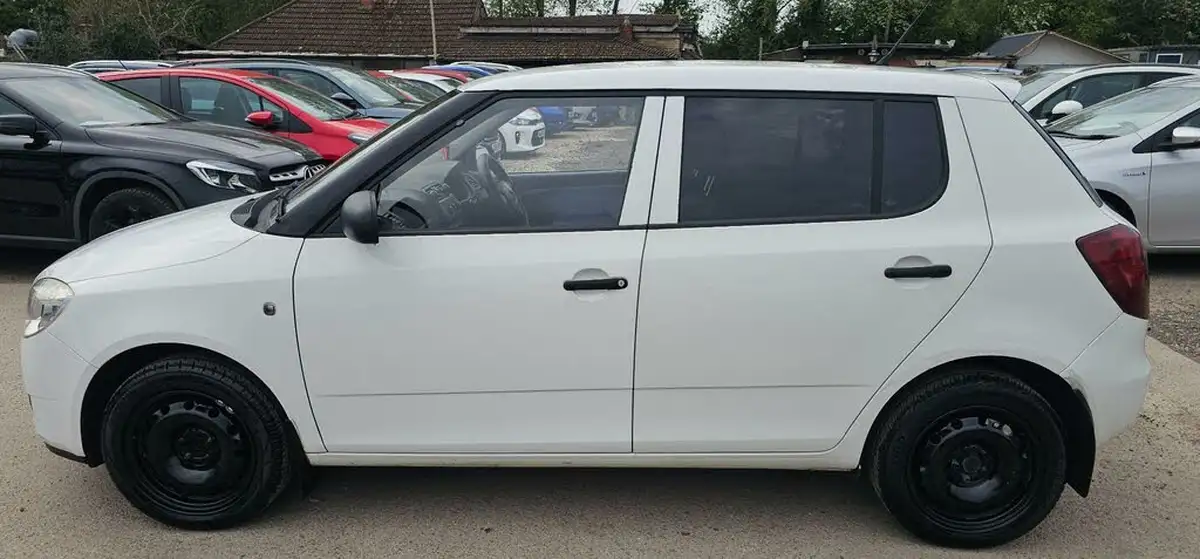 2009-skoda-fabia-12-1-6v-60bhp-hatchback-big-3