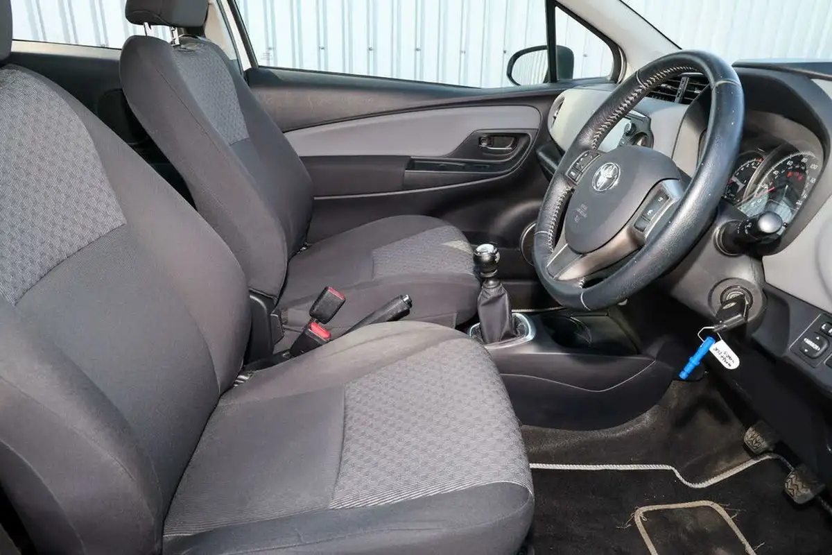 2015-toyota-yaris-133-icon-vvt-i-3d-big-10