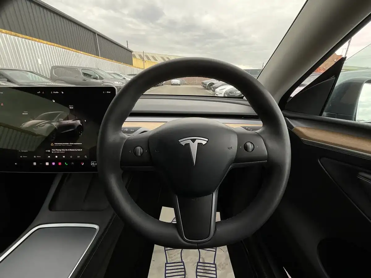 2022-tesla-model-y-e-long-range-big-25
