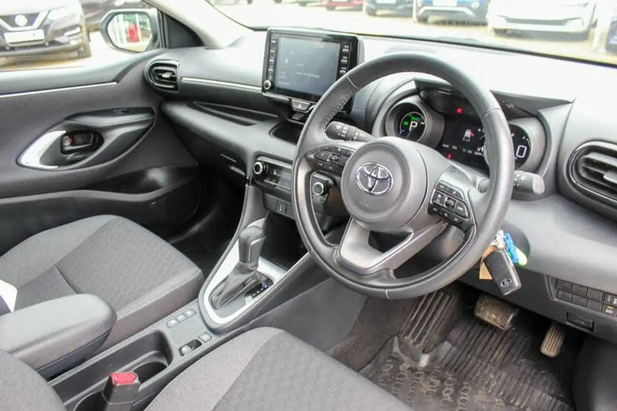2023-toyota-yaris-15-vvt-i-design-big-18