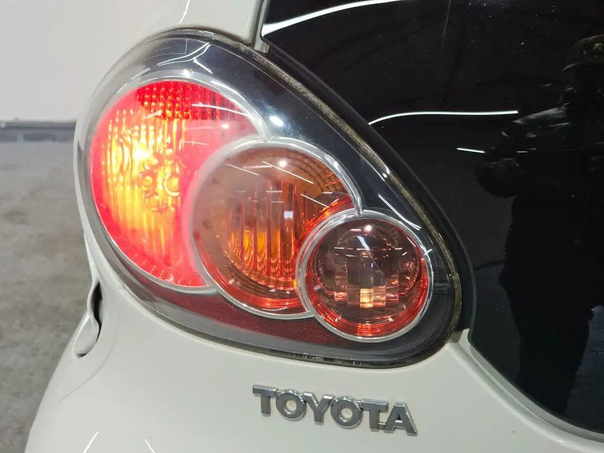 2013-toyota-aygo-10-aygo-fire-5d-big-79