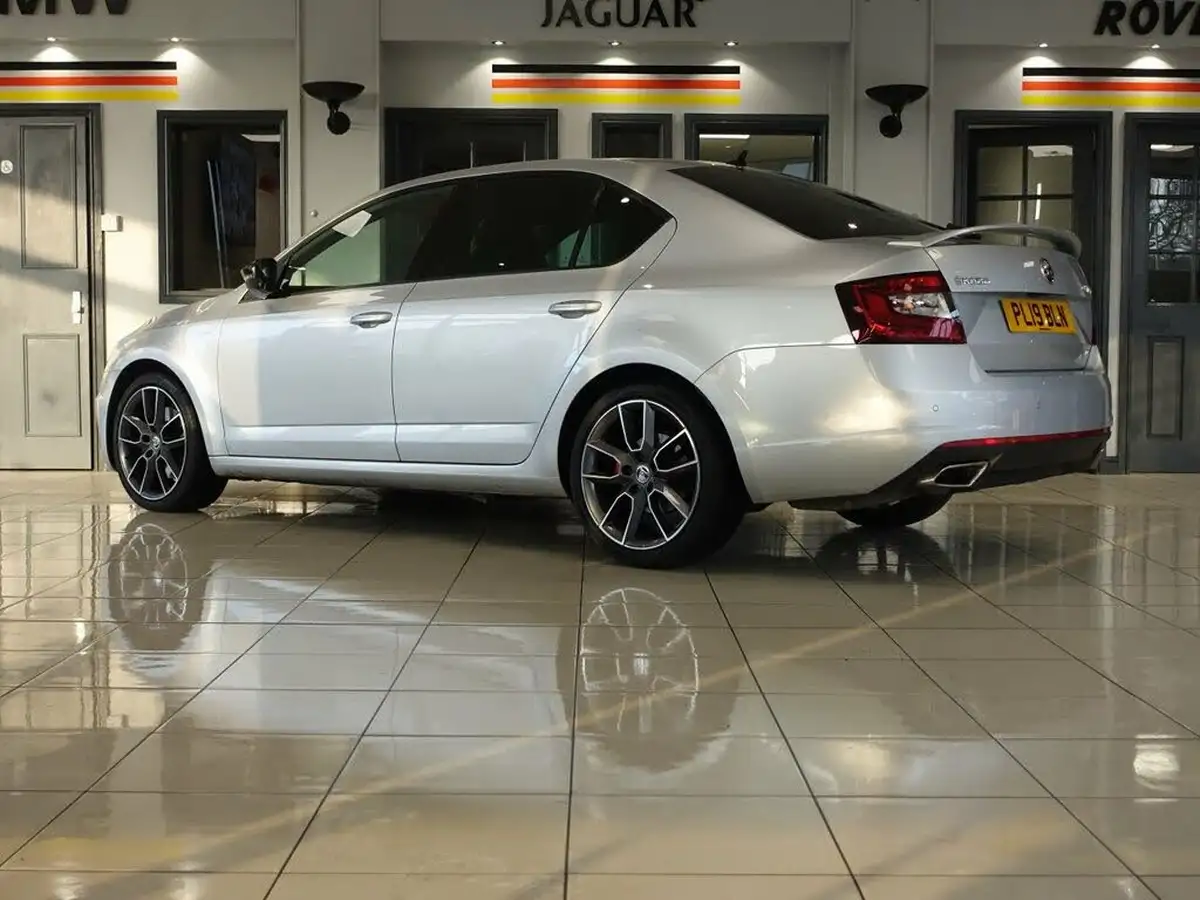 2019-skoda-octavia-20tdi-vrs-hatchback-big-7