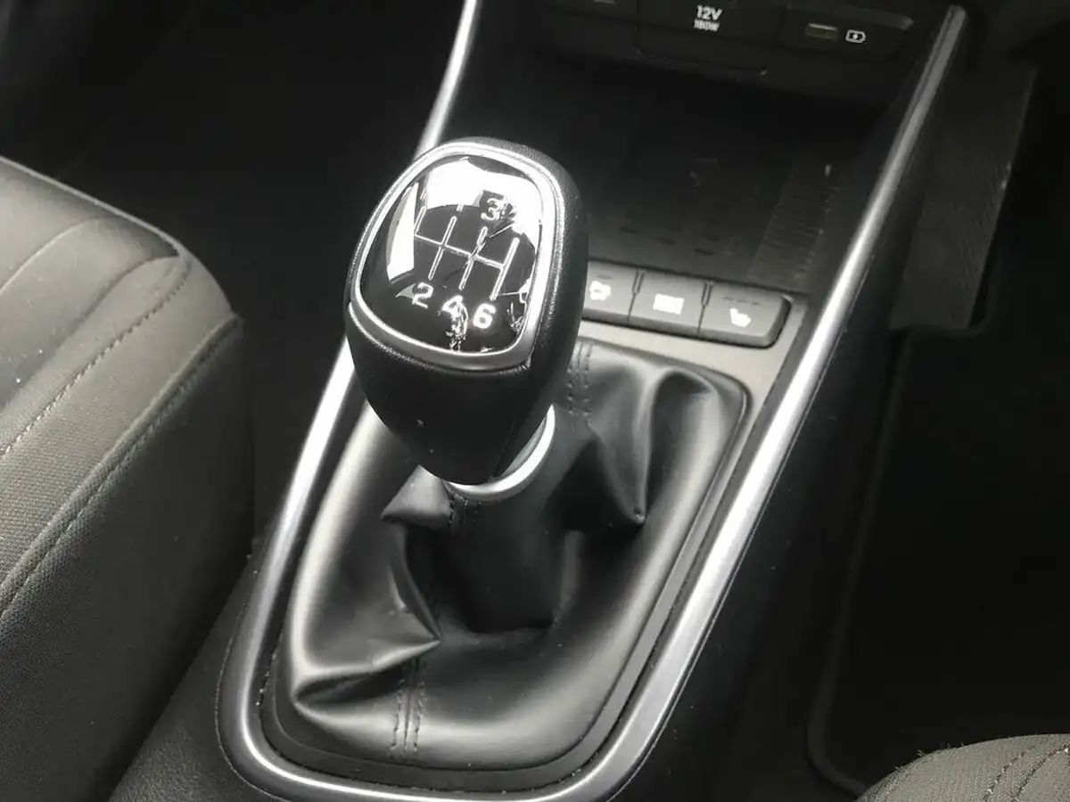 2022-hyundai-bayon-10-t-gdi-premium-120ps-big-18