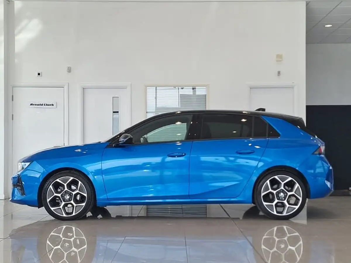 2023-vauxhall-astra-12-turbo-gs-hatchback-auto-big-3