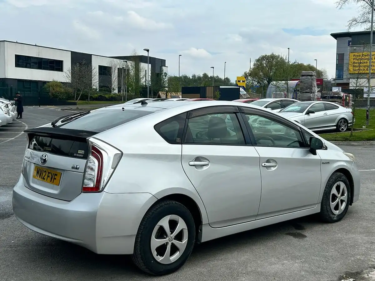 2012-toyota-prius-big-7