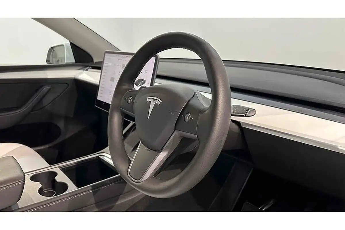 2022-tesla-model-y-e-long-range-big-45