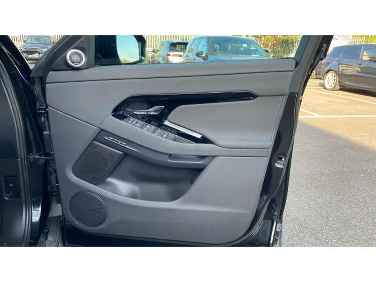 2023-land-rover-range-rover-evoque-15-p300e-dynamic-se-big-28