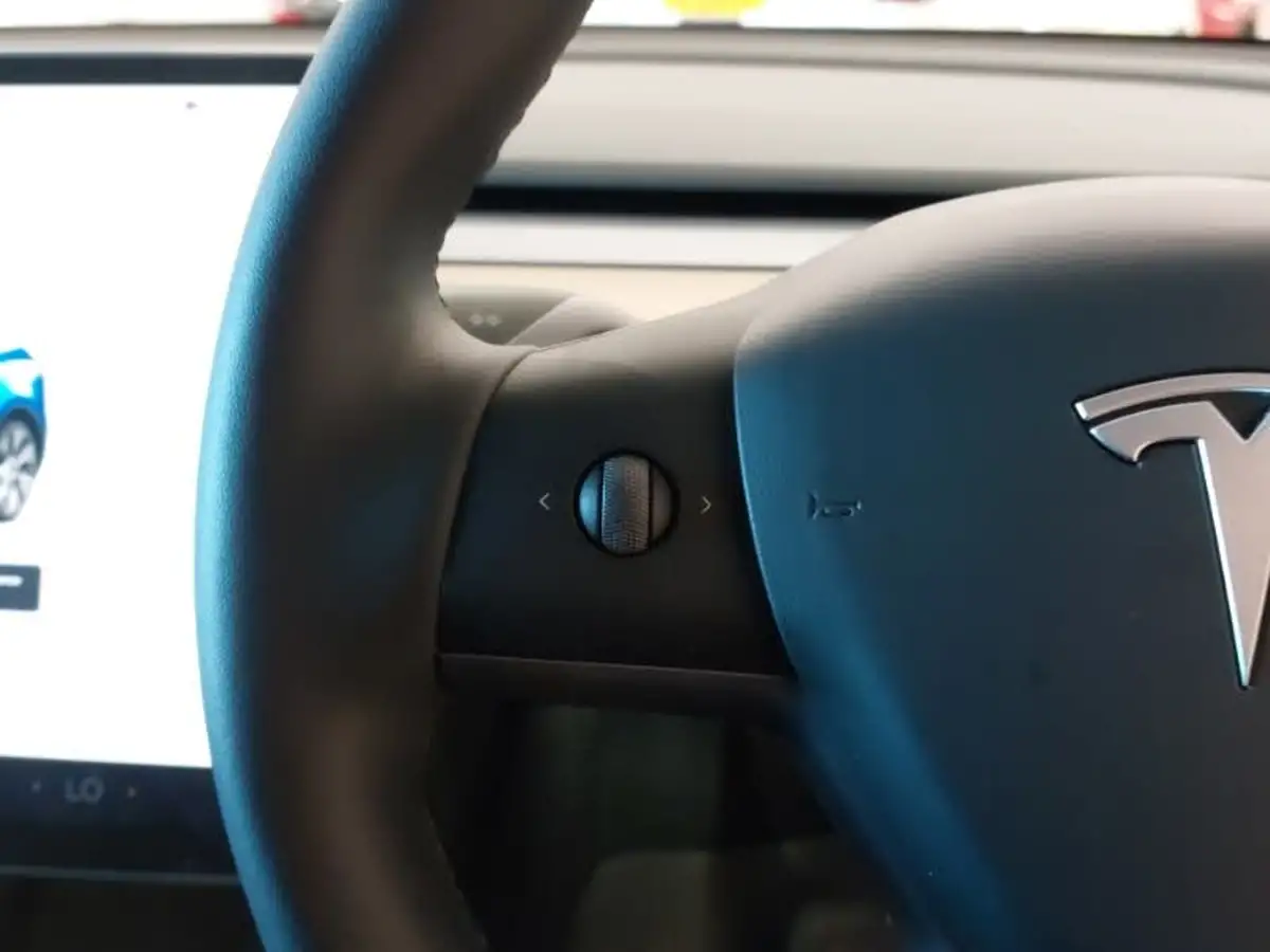 2022-tesla-model-y-e-long-range-big-15