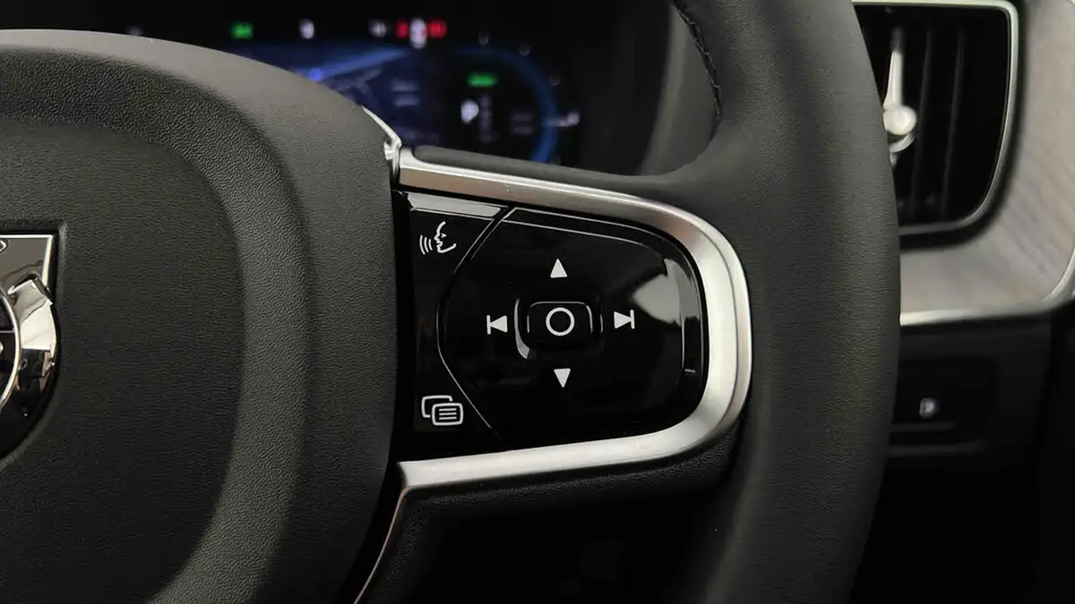 2024-volvo-xc60-20-t8-ultimate-dark-big-18