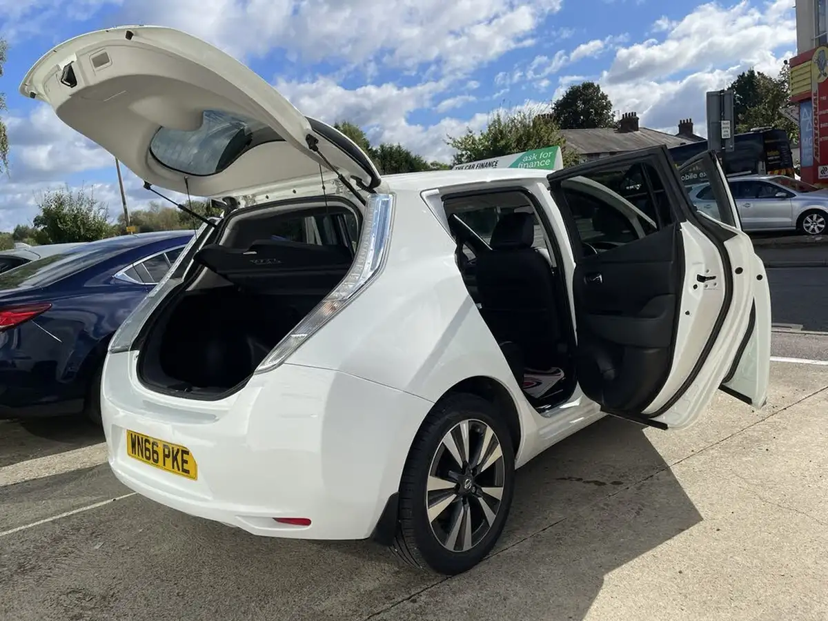 2016-nissan-leaf-e-tekna-30kwh-big-15