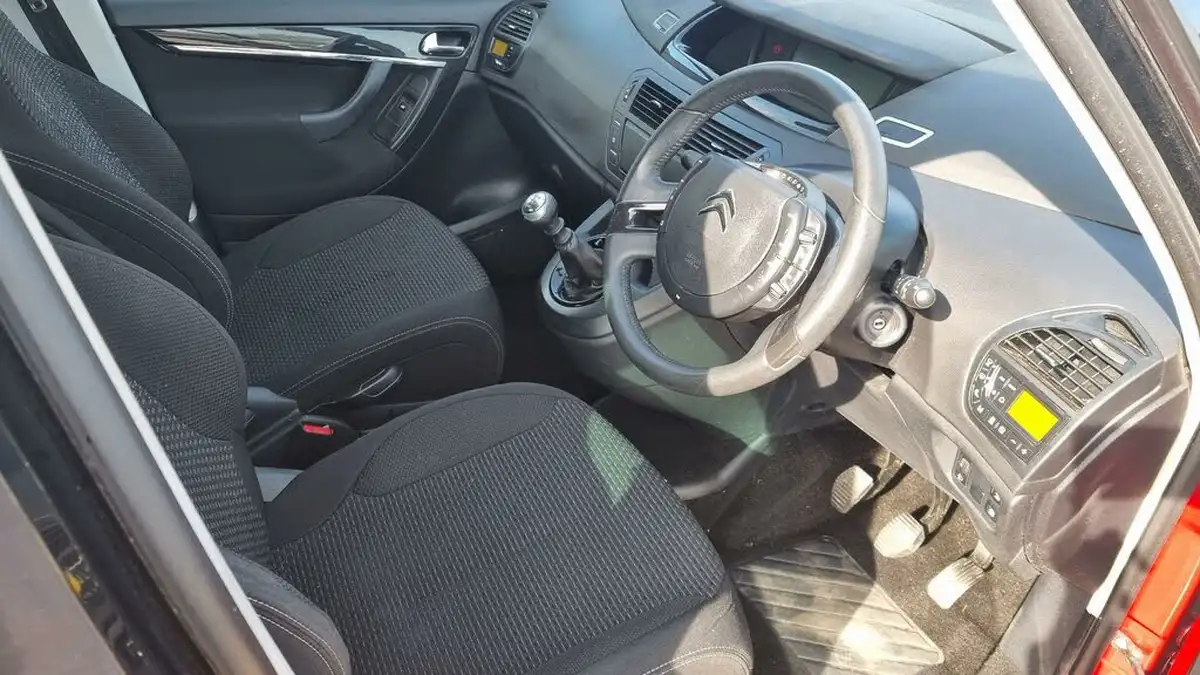 2013-citroen-c4-picasso-20hdi-platinum-big-9