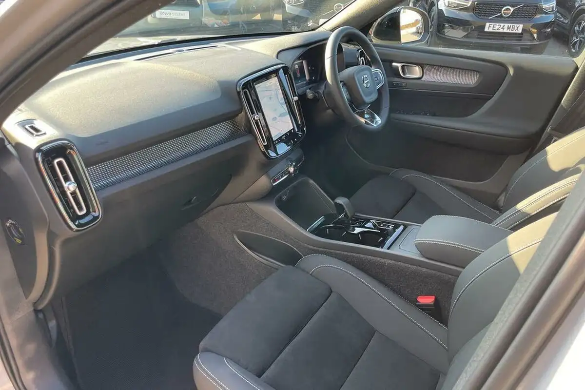 2024-volvo-xc40-20-b3-plus-big-25