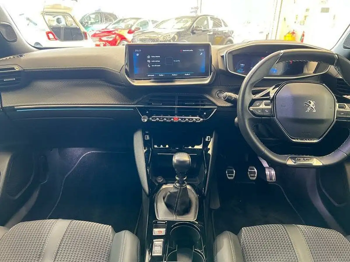 2021-peugeot-2008-suv-12-puretech-gt-big-9