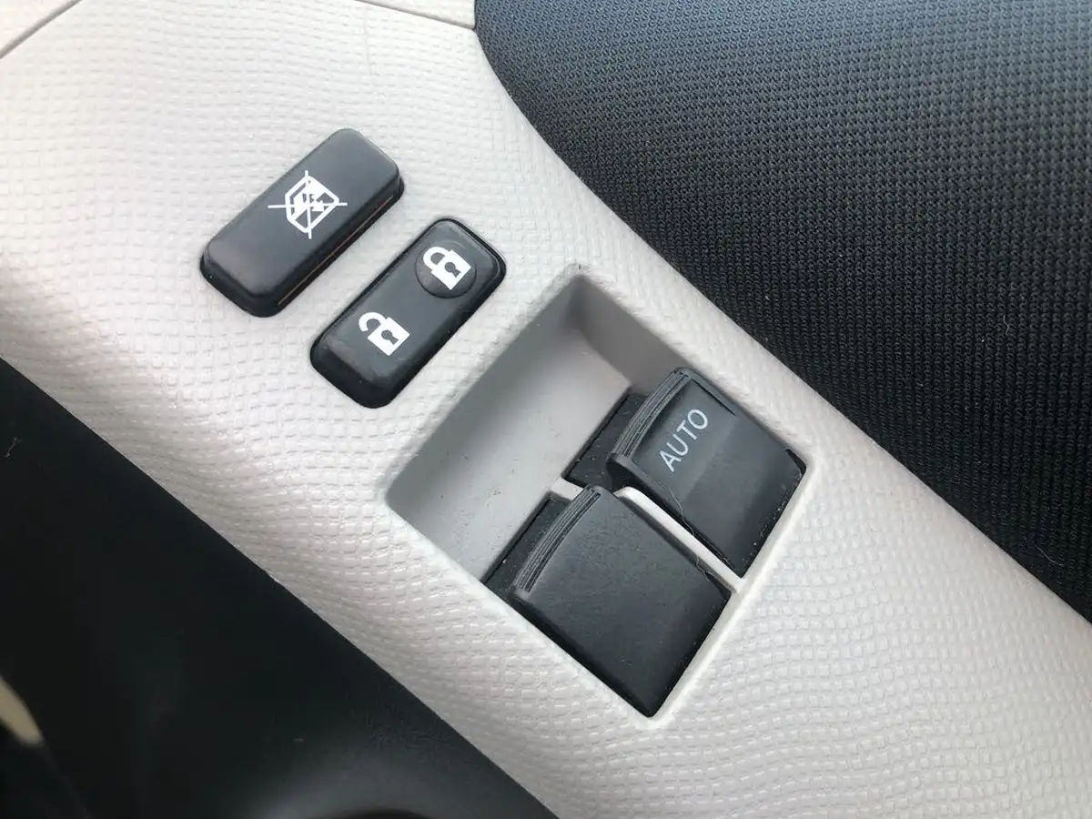 2010-toyota-yaris-133-tr-5d-big-20