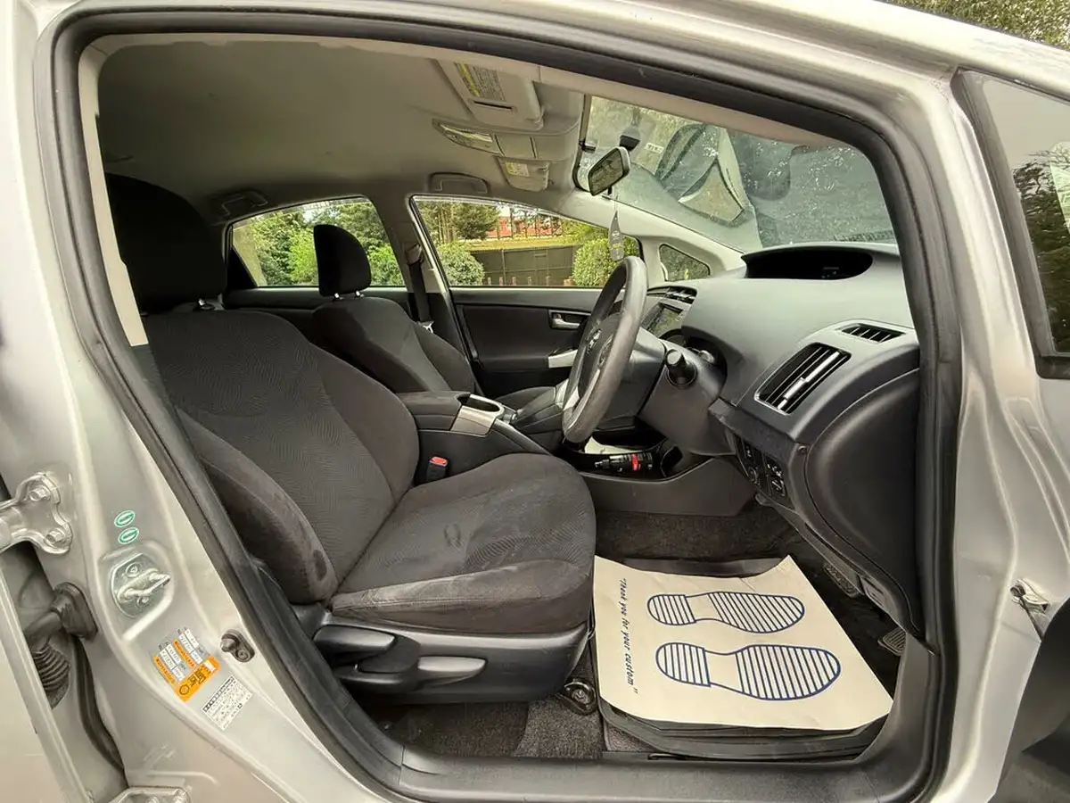 2014-toyota-prius-big-19