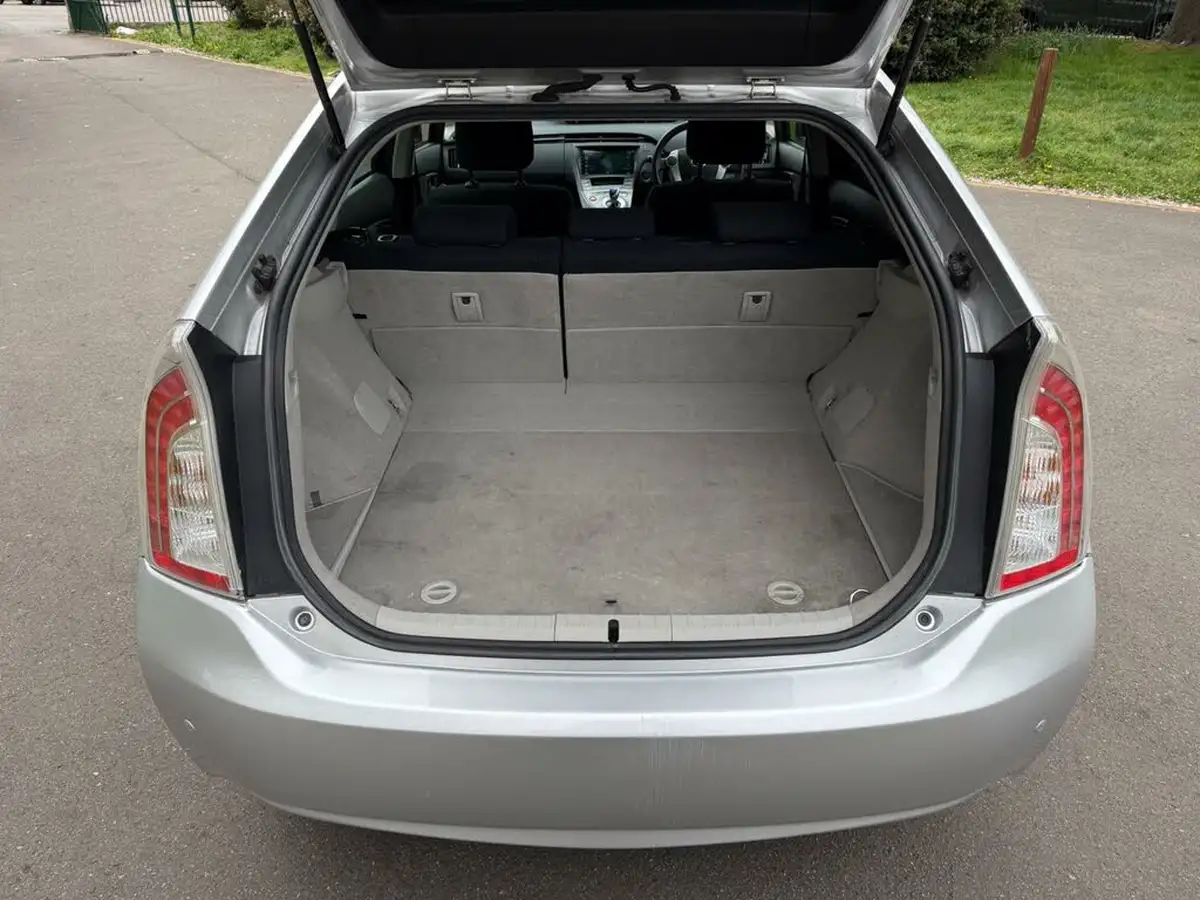 2014-toyota-prius-big-43